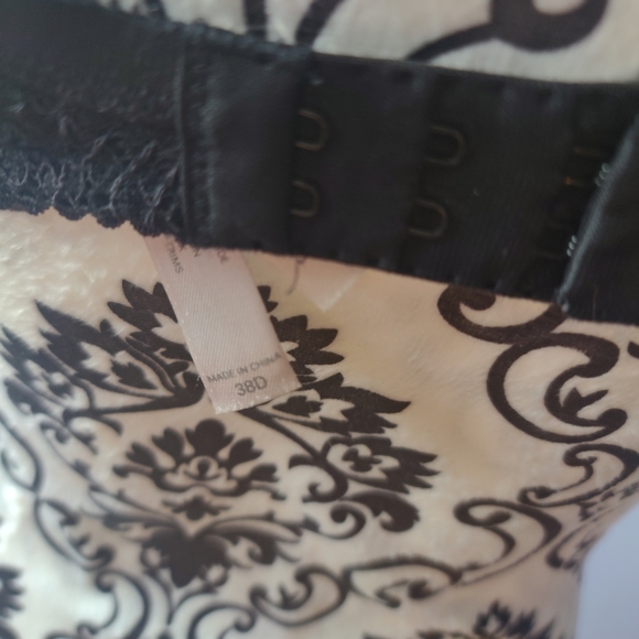 Victoria's Secret Bra - Picture 4 of 5